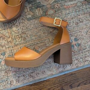 Chic Tan Block Heel Sandals